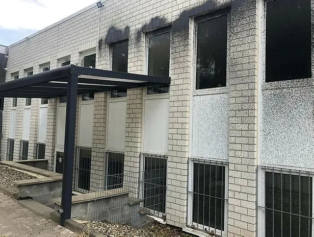 irkci-avrupa-almanyada-camiye-boyali-saldiri-1653028686452.jpeg Irkçı Avrupa: Almanya'da camiye boyalı saldırı-1