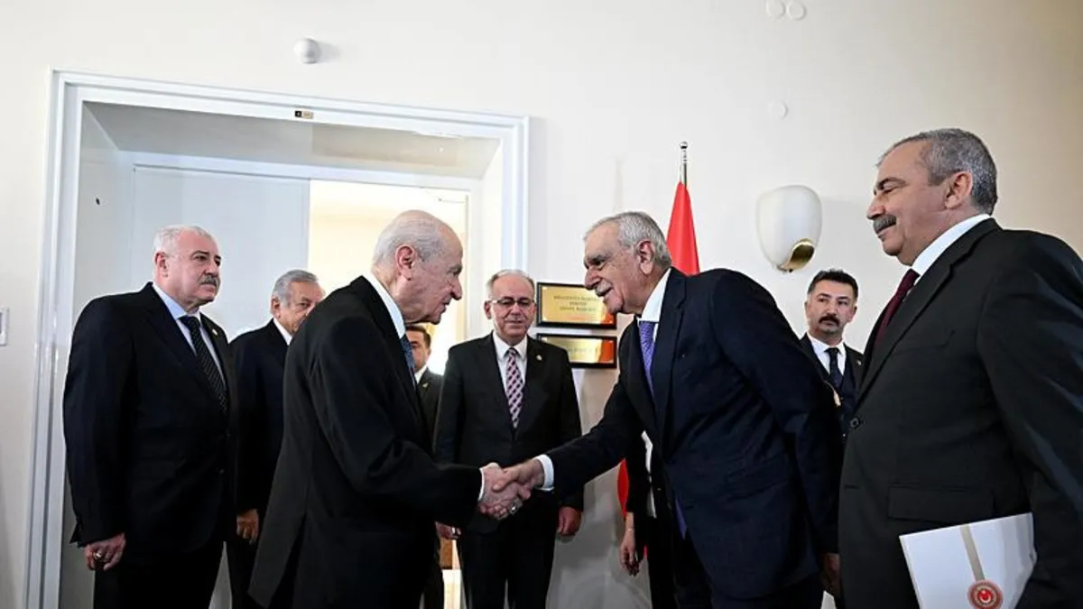 DEM Parti'den MHP Genel Başkanı Bahçeli'ye tespih hediyesi