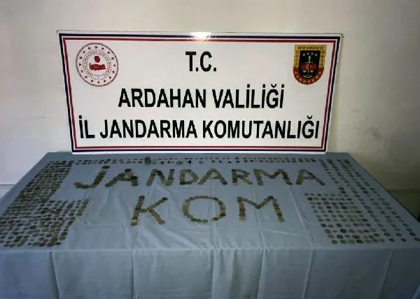 Son dakika: Ardahan'da tarihi eser operasyonu! Zeytin bidonundan çıktılar-1