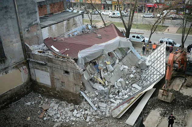 Sakarya'da kazı sırasında bina çöktü! İşçiler son anda kurtuldu