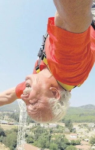 72 yaşındaki Prof. Dr. Osman Sacit Görgül gençlere taş çıkarttı