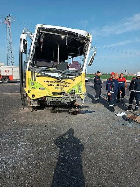 mardinde-feci-kaza-midibus-ile-tir-carpisti-cok-sayida-yarali-var-1712395124980.jpeg Mardin'de feci kaza! Midibüs ile TIR çarpıştı: Çok sayıda yaralı var-3
