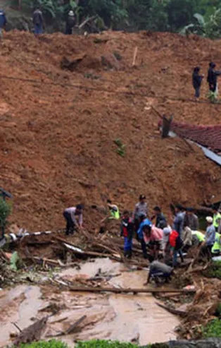Endonezya'da heyelan felaketi! 7 ölü, 9 yaralı