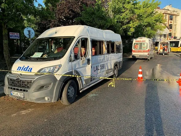 Son dakika: Sancaktepe'de halk otobüsü servis minibüsüne çarpıp dükkana girdi-1