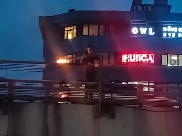 istanbulda-hareketli-saatler-mecidiyekoyde-bir-kisi-ust-gecitte-kablolari-yakip-intihara-kalkisti-1646547529164.jpg İstanbul'da hareketli saatler! Mecidiyeköy'de bir kişi üst geçitte kabloları yakıp intihara kalkıştı-4