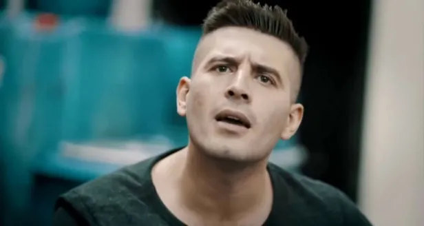 camdaki-kiz-hayri-kim-hikayesi-ne-camdaki-kiz-hayri-gercekte-kimdir-cihangir-ceyhan-hangi-dizilerde-oynadi-1634222821329.jpg Camdaki Kız Hayri gerçekte kimdir? Cihangir Ceyhan hangi dizilerde oynadı? Camdaki Kız Hayri kim, hikayesi ne?-4