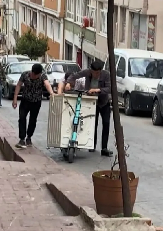 istanbulda-elektrikli-scooter-ile-ilginc-esya-tasima-manzaralari-camasir-makinesi-1649835148925.jpg İstanbul'da elektrikli scooter ile ilginç eşya taşıma manzaraları! Çamaşır makinesi...-3