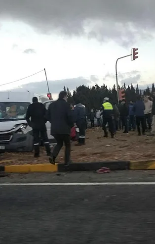 İzmir'de TIR minibüse çarptı! 12 yaralı var
