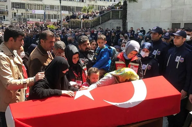 Bursa'daki bombalı saldırıda şehit düşen Cengiz Yiğit'e son veda: Yakınları ayakta durmakta güçlük çekti!