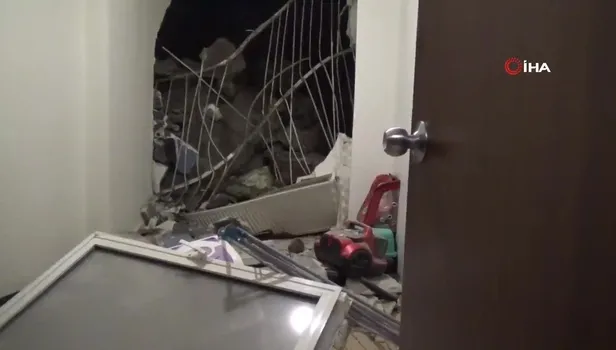 İzmir'de panik anları! Uyudukları sırada evin içine kaya düştü