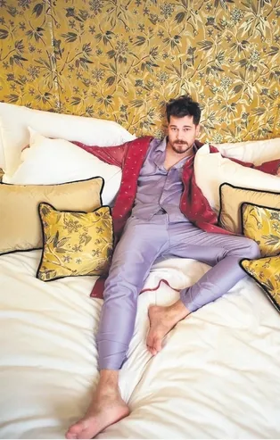 7 yıllık aşkları bitmişti! Duygu Sarışın'dan ayrılan Çağatay Ulusoy, İlkin Tüfekçi ile sarmaş dolaş yakalandı