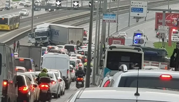 son-dakika-e-5-te-trafigi-kilitleyen-kaza-tir-metrobus-yoluna-girdi-1610088788668.jpg