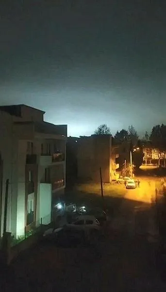 trafo-bomba-gibi-patladi-kocaelide-korku-dolu-anlar-1700804033283.jpeg Trafo bomba gibi patladı! Kocaeli'de korku dolu anlar-2