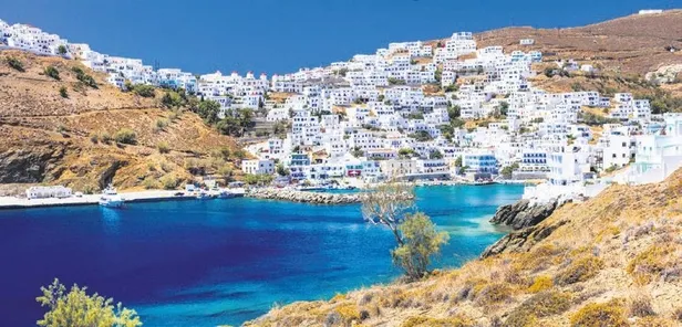 Demet Şener’le evliliği geçtiğimiz haftalarda resmen biten İbrahim Kutluay, Edwina Sponza ile Yunan Adası’na gitti-1