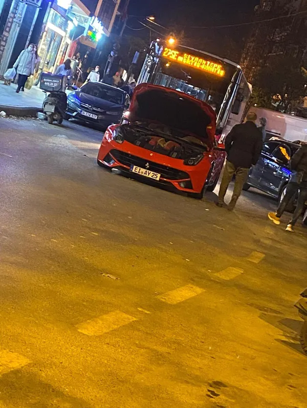 almanyadan-turkiyeye-gelen-5-milyon-lira-degerindeki-ferrari-f12-berlinetta-kagithanede-yolda-kaldi-calistirilamadi-1607754692027.jpg Almanya'dan Türkiye'ye gelen 5 milyon lira değerindeki Ferrari F12 Berlinetta Kağıthane'de yolda kaldı çalıştırılamadı-3
