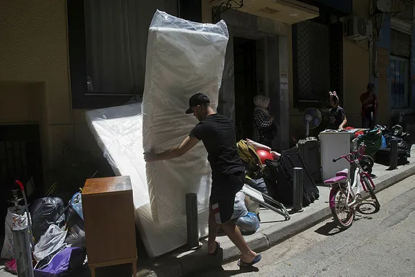 suriyeli-aile-savastan-kactigi-atinada-dolandirildi-1591976568548.jpg Suriyeli aile, savaştan kaçtığı Atina'da dolandırıldı-3