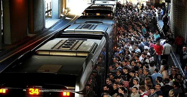 Edirnekapı'da metrobüs yolcuya çarptı