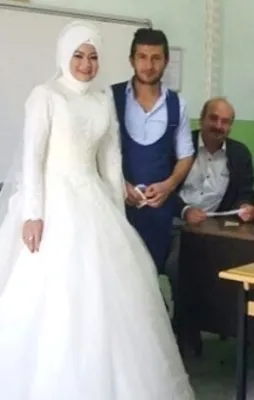 Düğün gününde oy kullanmaya gelinliğiyle geldi