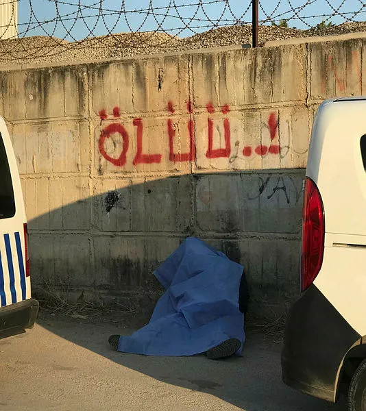 Sokak ortasında ölü bulundu! Duvardaki yazı şoke etti-1