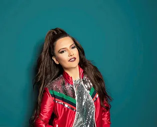 Demet Akalından yerli otomobil paylaşımı Ünlülerden dev destek