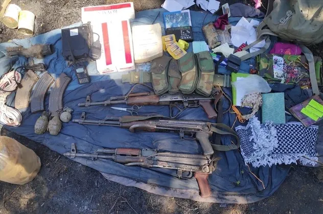 Pençe Harekatı'nda teröristlere ait silah ve mühimmat ele geçirildi