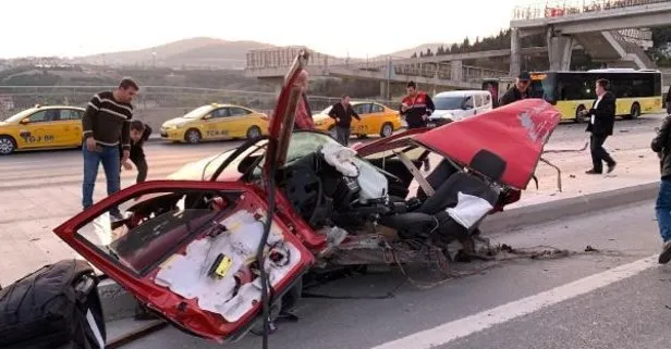 Son dakika: Kadıköy’de feci kaza: Üst geçidin ayağına çarpan otomobil ikiye bölündü