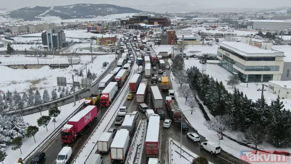 TEM Otoyolu Gebze mevkiinde kar nedeniyle kilometrelerce araç kuyruğu oluştu! Sürücüler zor anlar yaşadı - 9