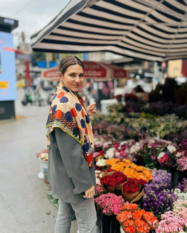 Türkücü Alişan ile 2018'de nikah masasına oturan ve bu evlilikten Eliz'le Burak adında iki evladı olan Varol, bu kez Birsen Özgan ile gündeme geldi.