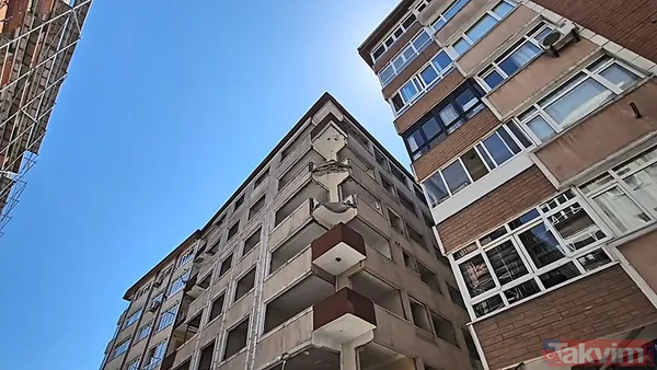 Marmara Denizi'nde 3,7 büyüklüğünde deprem meydana geldi! Bahçelievler'de balkon çöktü! O anlar kamerada - 3