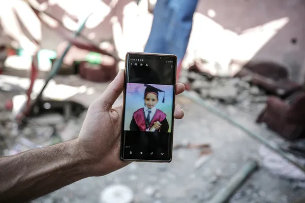 Katil İsrail'in katliamında şehit olan 11 yaşındaki kızın son resmi: Türk bayrağı!-6