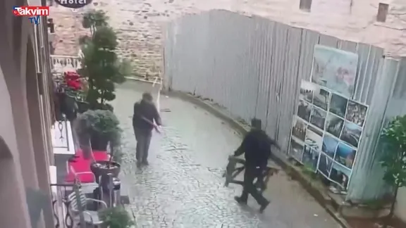 Sultanahmet'te yolun çöktüğü anlar kamerada!