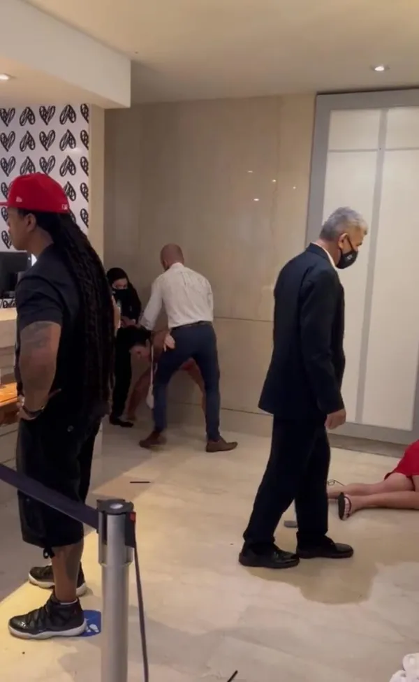 bikinili-kadin-otelde-dehset-sacti-tek-yumrukta-yere-serdi-1641728741492.jpg Bikinili kadın otelde dehşet saçtı! Tek yumrukta yere serdi-5