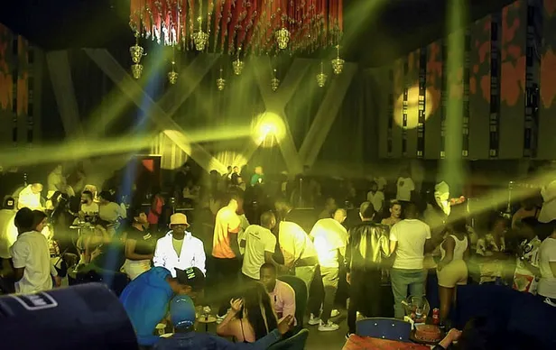 esenyurtta-gece-kulubunde-skandal-goruntuler-1603611376797.jpg Esenyurt'ta gece kulübünde skandal görüntüler!-2