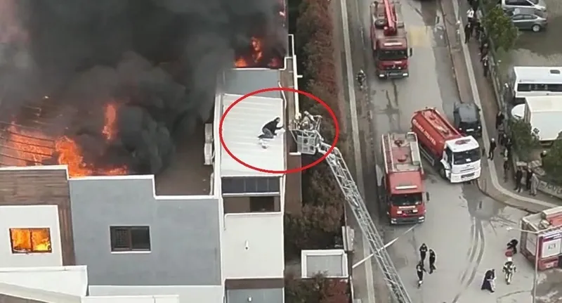 bursada-korku-dolu-anlar-alevlerin-arasindan-kalan-isci-boyle-kurtarildi-1775133983623.jpeg Bursa'da korku dolu anlar: Alevlerin arasından kalan işçi böyle kurtarıldı-3