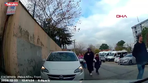 Okuldan çıkan öğrencilerin üzerine otomobilini sürdü: O anlar kamerada