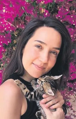 İpek Açar, evlat edindiği minik kedisine isim arıyor