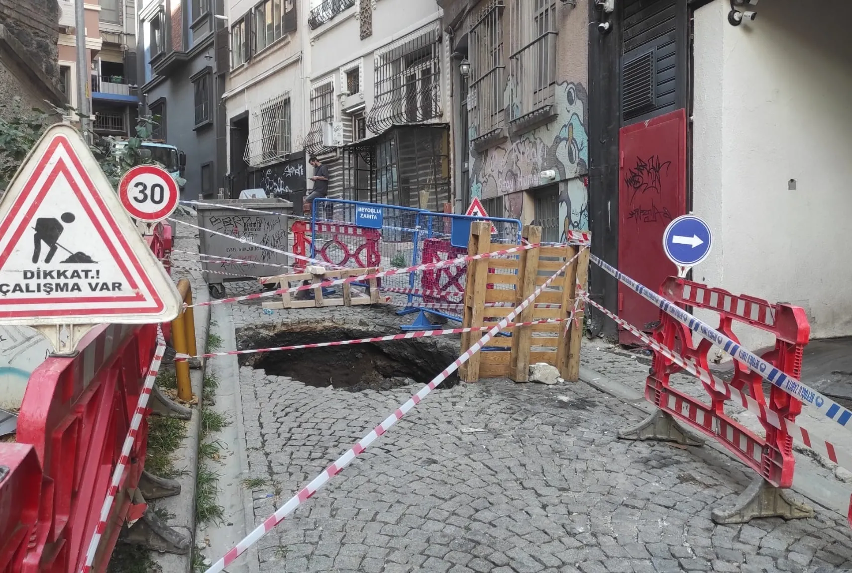 Beyoğlu’nda yol çöktü!