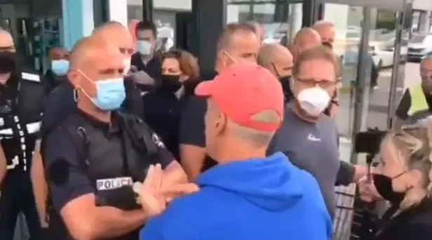 Fransa'da sosyal medyayı sallayan görüntü! Aşı karşıtı Fransızlara polis engeli: Markete giremediler-5