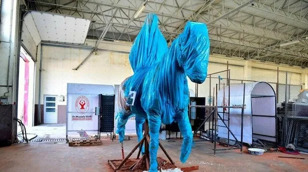 CHP’li Bornova Belediyesi’nden depremin vurduğu İzmir’e yeni Atatürk heykeli