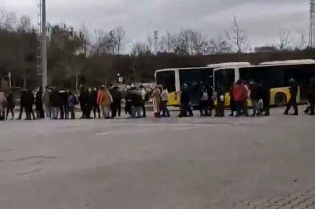 CHP'li İBB'de otobüs kuyrukları bitmek bilmiyor! Öğrenciler saatlerce soğuk havada bekledi