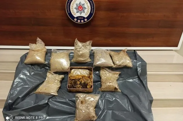 Van’da uyuşturucu operasyonu! Bal kutuları altında 9 kilo eroin bulundu