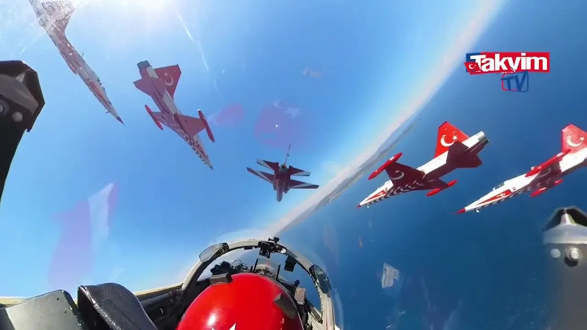 Türk Yıldızları'nın HÜRJET ile kol uçuşu kokpitten görüntülendi! Nefes kesen görüntüler!