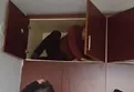 Polis suçluyu gardıropta enseledi! - VİDEO