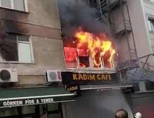 Kadıköy’de korku dolu anlar! Alevler içinde kaldı