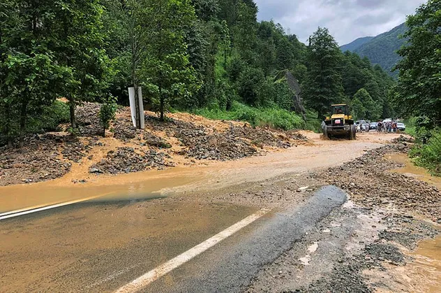 Rize'de şiddetli yağış! Hayatı felç etti