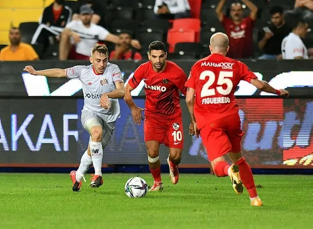 gaziantep-fk-sahasinda-antalyasporu-2-0-maglup-etti-1631561275792.jpeg Gaziantep FK sahasında Antalyaspor'u 2-0 mağlup etti-4