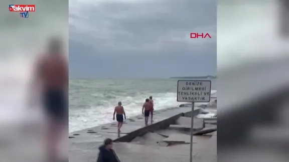 Kadıköy’de dev dalgaların çarptığı 3 yüzücü kayalıklara düştü: Bacakları kırıldı