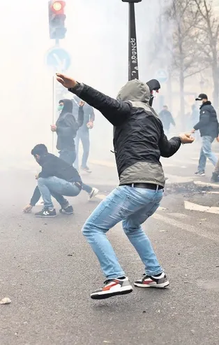 Avrupa akıllanmıyor: Batı Paris'i yakıp yıkan PKK'lı teröristlere kol kanat geriyor