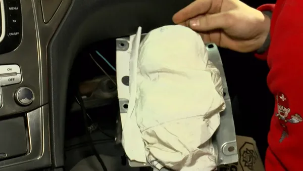 ikinci-el-otomobil-alirken-dikkat-hava-yastigi-airbag-yerine-sunger-koyuyorlar-1609321925452.jpg İkinci el otomobil alırken dikkat! Hava yastığı (airbag) yerine sünger koyuyorlar-11