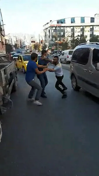 Ortalık bir anda karıştı! Esenyurt'ta tekmeli-yumruklu kavga